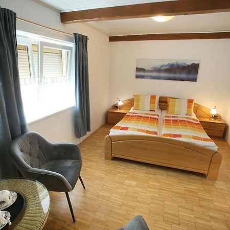 Winzerzimmer - Weingut Tinhof ไอเซนชตัดท์ ภายนอก รูปภาพ