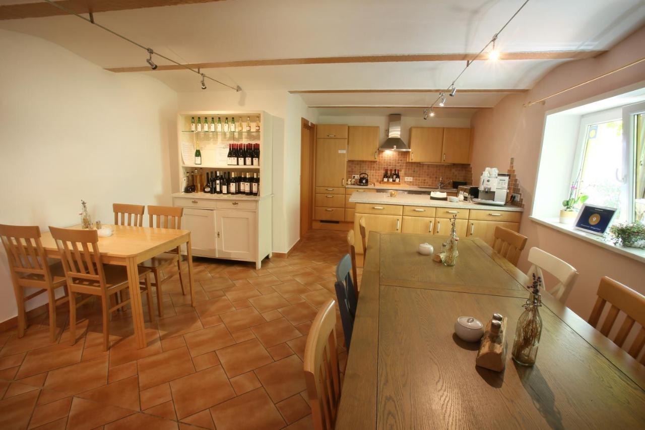 Winzerzimmer - Weingut Tinhof ไอเซนชตัดท์ ภายนอก รูปภาพ