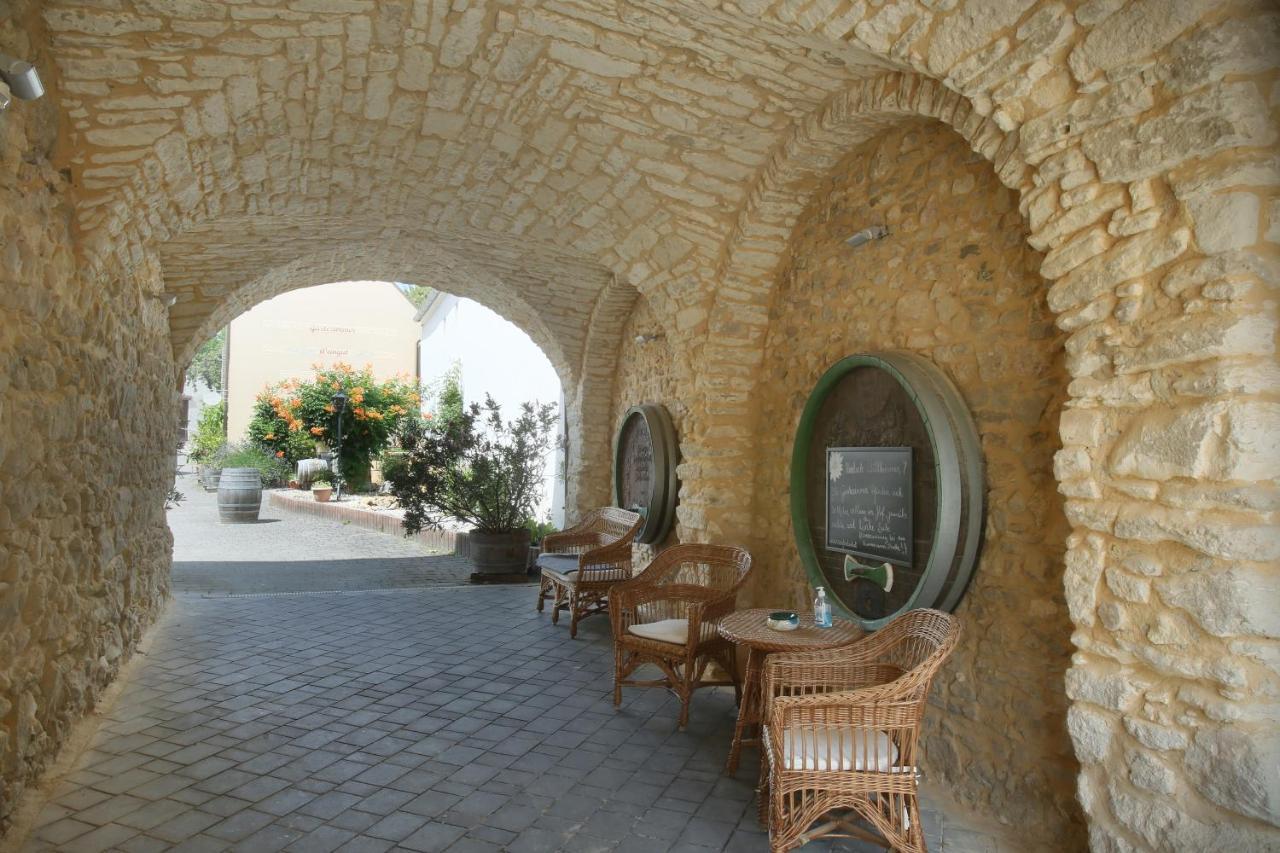 Winzerzimmer - Weingut Tinhof ไอเซนชตัดท์ ภายนอก รูปภาพ