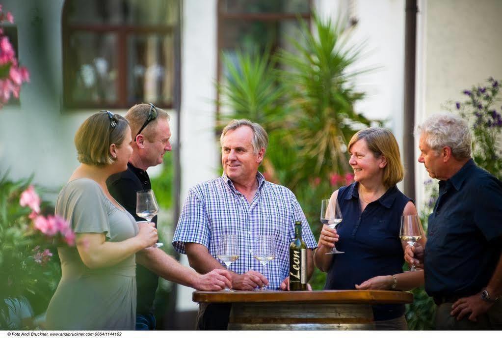 Winzerzimmer - Weingut Tinhof ไอเซนชตัดท์ ภายนอก รูปภาพ