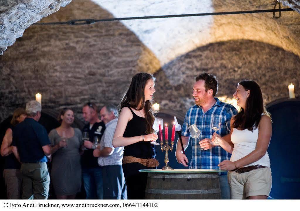 Winzerzimmer - Weingut Tinhof ไอเซนชตัดท์ ภายนอก รูปภาพ