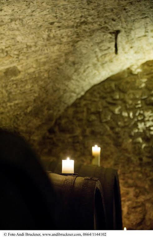 Winzerzimmer - Weingut Tinhof ไอเซนชตัดท์ ภายนอก รูปภาพ