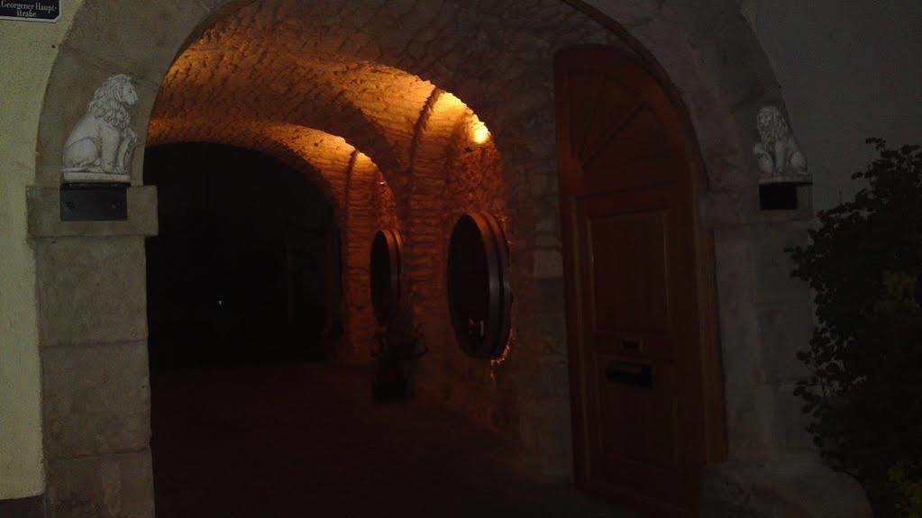 Winzerzimmer - Weingut Tinhof ไอเซนชตัดท์ ภายนอก รูปภาพ